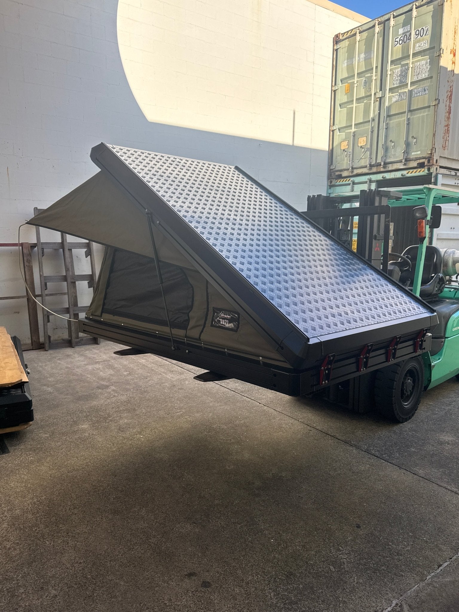 DX27 Clamshell Rooftop Tent s/n: 771 – The Bush Company